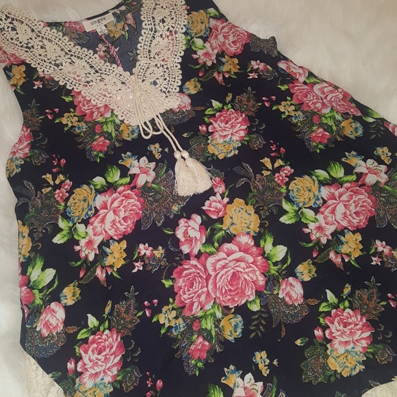 🌷 Navy Background  Floral and Lace Tunic! - Picture 2 of 4